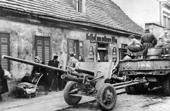 Берлин 1945 года — фото руин города и повседневной жизни после окончания Второй Мировой войны