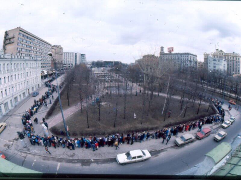 Очередь в первый день работы Макдональдса