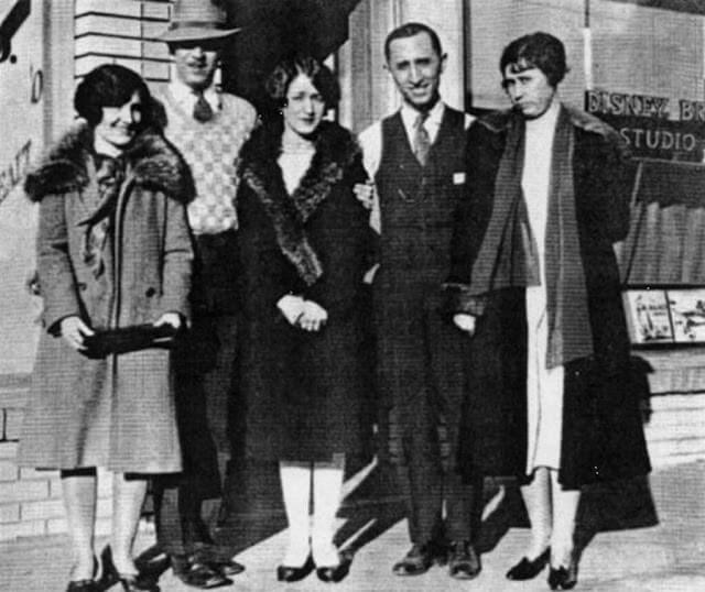 Уолт Дисней с братом и коллегами в день открытия Disney Brothers Studios, 1923