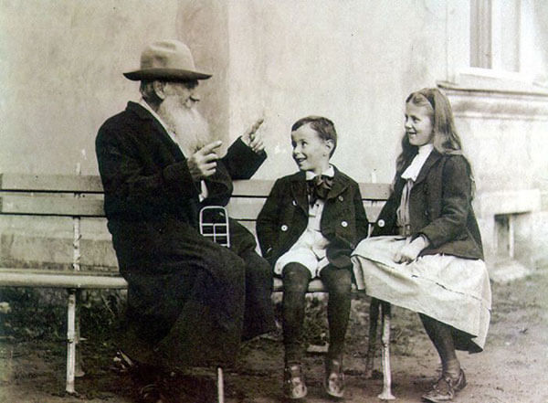 Лев Толстой рассказывает сказки детям, 1909